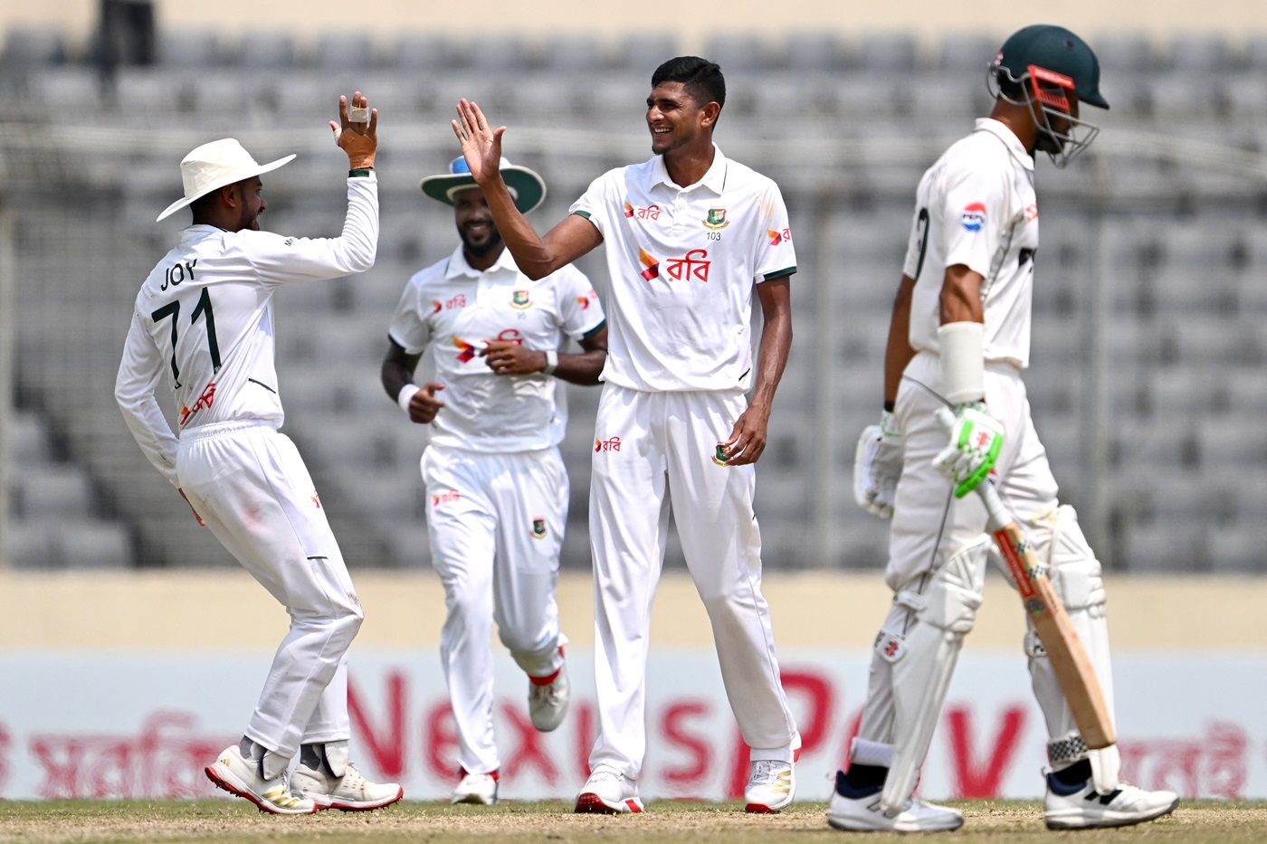 Babar boost for Pakistan but Bangladesh have all the momentum